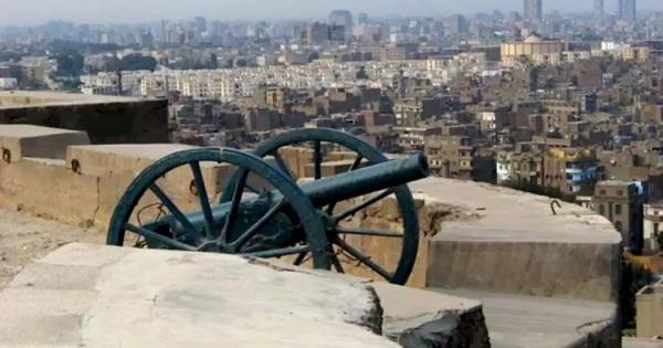 Un ancien canon au Liban