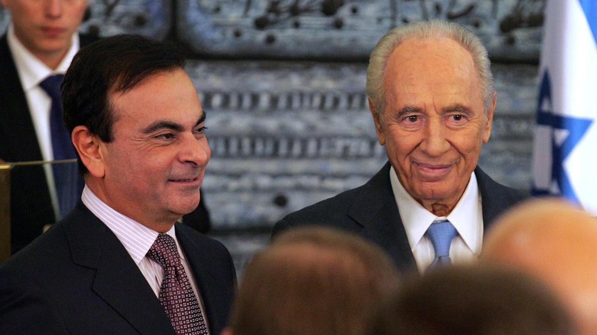 Carlos Ghosn alongside former Israeli President Shimon Peres.