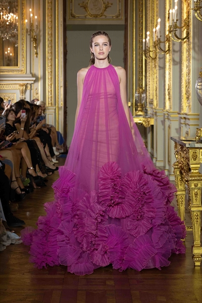 Tony Ward Unveiled A Stunning Flowing Collection For Fall-Winter 2022-2023